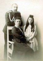 Капитан 1 ранга М.С. Рощаковский с женой и дочерью. 1917-1918. Фото из архива Гуннара Бурвика. В России публикуется впервые : 6.jpg