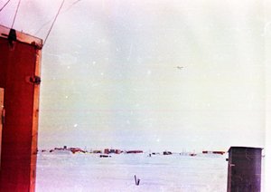 Вид на базовый лагерь от ПДКО л/а СП-31. Виден садящийся "Твин-Отр". : СП-31 весна 1991017.jpg