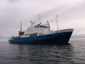  starboard view of the Khromov RUSALCA 2009.jpg