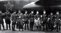  Командный состав 1 ПАП и экипаж лидерного В-25В И.П. Мазурука (третий справа) в день прибытия на Аляску, 21.09.42г.jpg