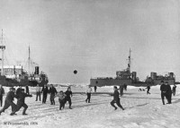 Футбол на льду в проливе Вилькицкого между командами "Сталина" и "Войкова", справа виден "Сталин" : 8.jpg