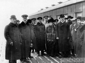 Полярный исследователь Ф.Нансен (4-й справа) в группе провожающих его лиц у вагона поезда. : Е 13722-Нансен-1913.jpg
