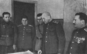 Капитан Гусев рапортует командующему фронтом о подъеме советских флагов на Эльбрусе. Слева направо: А. М. Гусев, И. П. Абрамов, С, Е. Рождественский, П. И. Ефимов, И. В. Тюленев : 10.jpg