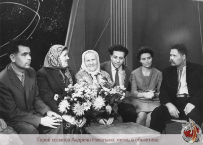  ЮМГальперин-семьи космонавтовАГНиколаеваПРПоповича16.8.1962.jpg