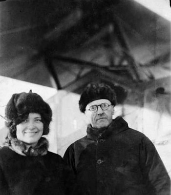  Олаф Свенсон с дочерью Марион на мысе Северном (Шмидта) зимой 1930 года в время поисков экипажа Б.Эйелсона.jpg