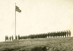 Фотография. Подъем флага СССР на острове Врангеля 20 августа 1924 г. членами экипажа канонерской лодки "Красный Октябрь", п-ов Чукотка. <br />Автор: Грагайтис В.А. 20 августа 1924 г.<br />Фотобумага  (глянцевая), черно-белая печать. 14,5х22. : kr_oktyabr05_640.jpg