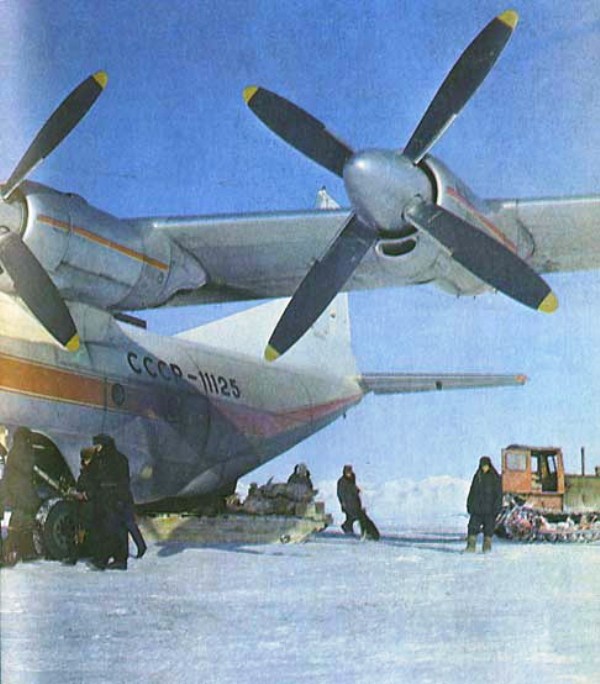 Ан-12 СССР-11125 СП-22.jpg