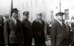  Ф3-Э. М. Лухт на Первомайской демонстрации в г. Тюмень 1940 г. (второй слева), семейный архив А.И.Бабицкого.jpg