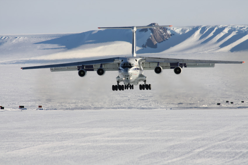 troll-airfield-flylanding-ilyushin-76-NP025853.jpg