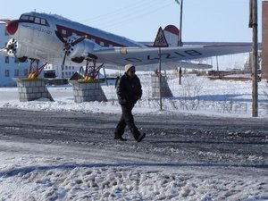 ЛИ-2 сейчас стоит на новом месте около универмага "Полюс" на месте бывшего ктнотеатра "Арктика" спалёного за ненадобностью. : DSC01800.JPG