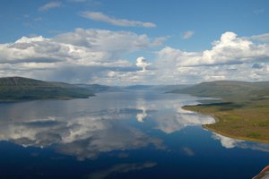  1 Эвенкия, плато Путорана, озеро Някшингда. Крохотная точка на правом берегу – ТДС Агата.JPG