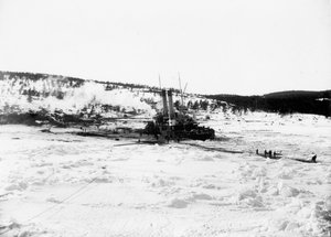  3-ББО Генерал-Адмирал Апраксин и ледЕрмак у о.Гогланд, зима 1899-1900.jpg