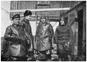  Летный состав экспедиции «Малыгина» (справа налево) летчики Г.И.Сергеев и М.С.Бабушкин б-м М.Ф.Квятковский и Ф.И.Грошев.jpg