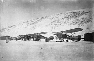  Парад самолетов Дальстроя в бухте Нагаева. 1935 год.JPG