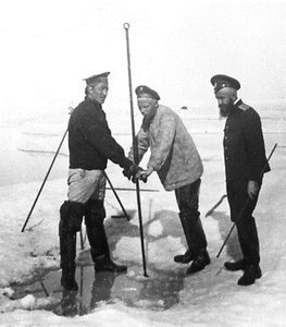 1915 год. Измерение толщины льда. Справа А.М. Лавров<br />(из архива Н.И. Евгенова) : burenieLavrov.jpg