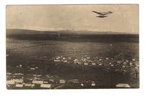  ФОТО. САМОЛЕТ НА ВОДНЫХ ЛЫЖАХ В ПОЛЕТЕ. СССР- 177. ДЕРЕВНЯ. РАЗМЕР 9 СМ Х 14 СМ.jpg