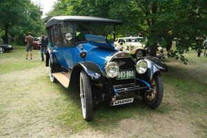  Cadillac_Suburban_at_Legendy_2014.JPG