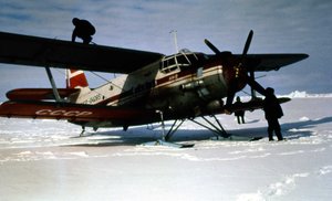  1996 мая Маршрут СП-27 - СП-28 Первичная посадка на дрейфующий лед Заправка 3.jpg