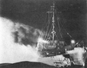  Флагманский ледокол «И. Сталин» в полярную ночь в Гренландском море пробивается к «Г. Седову». 1940 г..jpg
