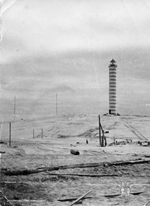 Осталось накрыть песком только крыши. 1965 год. : 1960 год.Шоинскому маяку 2 года.Фото предоставлено Гирфановой Рашидой..jpg