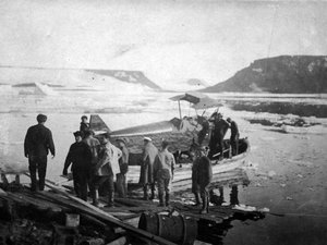  Н-36 У-2 (5) Выгрузка самолета в бухте Тихой в 1934 г..jpg
