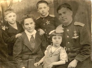  Семья Баглай, Иван Игнатьевич, Анна Ивановна и дети Эдуард, Владимир и Анна. 1945 год.jpg