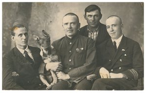  1935.Зимовщики полярной станции на мысе Оловянном.jpg