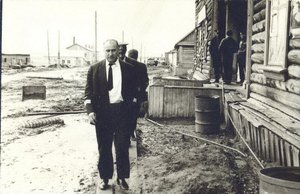  Фотография. Н.Н.Кочмарёв (в центре) во время рабочего перелета в населенный пункт Чокурдах, республика Саха (Якутия)13.06.1971.jpg