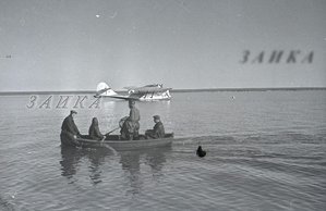  1940-08-30 ялик на фоне МП-7 Н-243  бухта Кожевникова мыс Косистый  копия.jpg