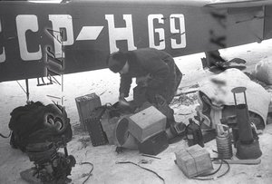  1935-02-05 Вдовенко Н-69 механик Фариха Чагин готовит груз  копия.jpg