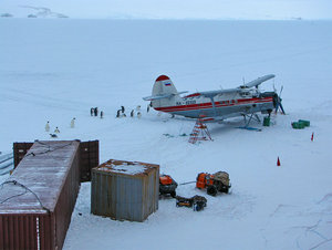 Разборка самолета на припайном льду в бухте Санни, залив Прюдс : RA-02322.jpg