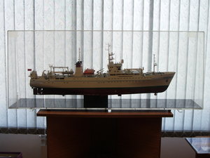  Модель судна ''Профессор Логачев'' в Музее ПМГРЭ.JPG
