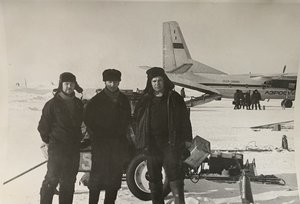  Виктор Васьков, Вениамин Чикачёв, Валерий Вшивятов. Назаднем плане Ан-26 26680.JPG
