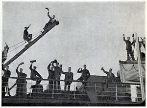 9. Корабль отходит от пристани в свое первое путешествие. 12 июля 1933 года.jpg