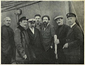 13. Шмидт с экипажем «Челюскина». 1 августа 1933 года.jpg