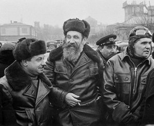  72. Иван Папанин, Отто Шмидт и Михаил Водопьянов. 1938.jpg
