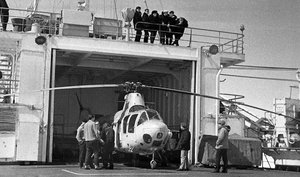  Вертолетный ангар ледокола Ленинград и МИ-1 СССР-68073.jpg