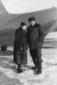  Трояновский с мамой перед вылетом Север-6-1954.jpg