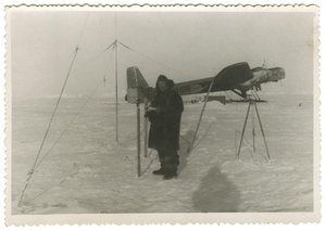  Аккуратов Валентин Иванович на льдине во время полярной экспедиции.jpg