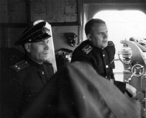  крСахалина.В.Зонов и Н.Ф.Марухин в рубке, 1961.jpg